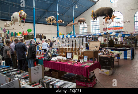 Flohmarkt im Inneren der Markthalle bauen, Abergavenny, Monmouthshire, South Wales, UK Stockfoto