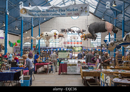 Flohmarkt im Inneren der Markthalle bauen, Abergavenny, Monmouthshire, South Wales, UK Stockfoto