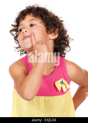 Entzückenden kleinen kaukasischen Kind mit dem lockigen Haar trägt ein rosa Kleid blaue und gelbe. Stockfoto