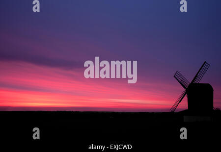 Sonnenuntergang hinter Pitstone Windmühle, Tring, Vereinigtes Königreich. Stockfoto