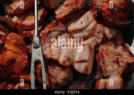 Grillen Fleisch auf Holzkohlefeuer Closeup Bild. Stockfoto
