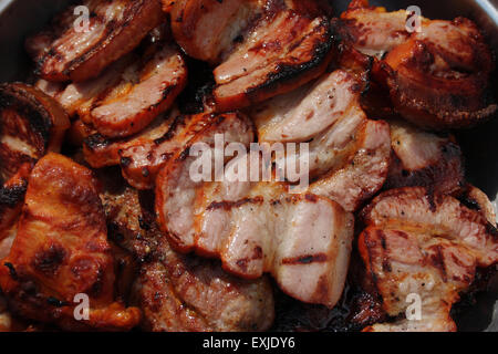 Grillen Fleisch auf Holzkohlefeuer Closeup Bild. Stockfoto