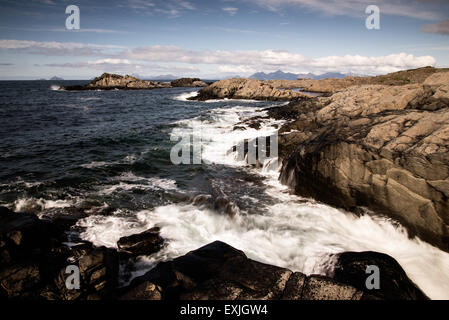 schlagen der Wellen am Strand auf den Lofoten-Inseln Stockfoto