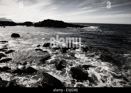 schlagen der Wellen am Strand auf den Lofoten-Inseln Stockfoto