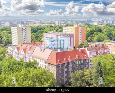 Wohngebiet unter Bäumen, Natur und wohnen in Stettin, Polen. Stockfoto