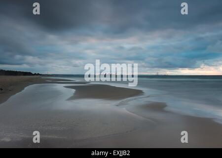 Ostsee Küste. Schöne dramatische Wetter Seelandschaft des polnischen Ufer der Ostsee und der Mündung der Weichsel in Danzig. Stockfoto