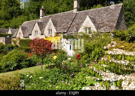 Bauerngärten in Cotswold Dorf von Bibury, Gloucestershire UK Stockfoto