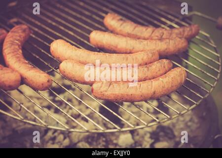 Vintage Foto vom Grill mit Würstchen. Grillen im Freien - Foto mit Vintage Stimmung Wirkung Stockfoto