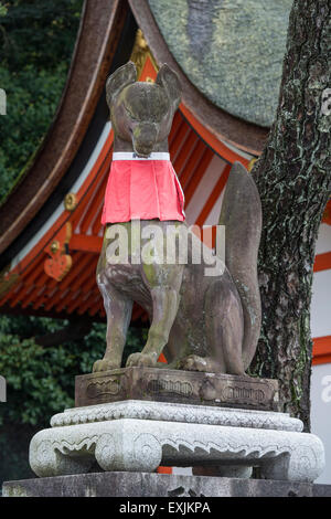 Fox-Skulptur nahe dem Haupttor im Fushimi Inari-Taisha Schrein, Kyoto, Japan Stockfoto