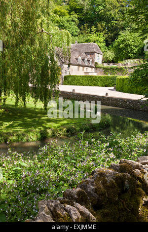 Eine alte Mühle neben der junge Fluss Coln in Cotswold Dorf von Coln Rogers, Gloucestershire UK Stockfoto