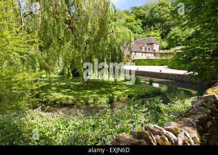 Eine alte Mühle neben der junge Fluss Coln in Cotswold Dorf von Coln Rogers, Gloucestershire UK Stockfoto