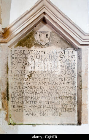 17. Jahrhundert-Memorial in der Norman Kirche von St. James in Cotswold Dorf von Coln St. Dennis, Gloucestershire, UK Stockfoto