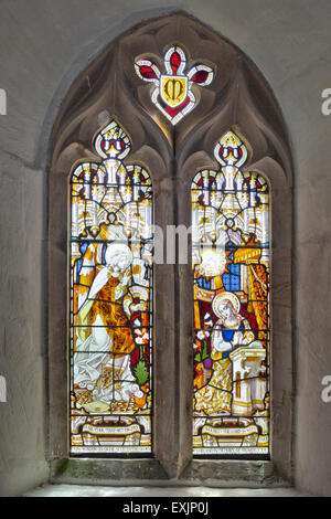 Die normannischen Kirche in Coln St. Dennis, Gloucestershire, UK - viktorianischen Glasmalerei Darstellung der Verkündigung der Jungfrau Maria Stockfoto