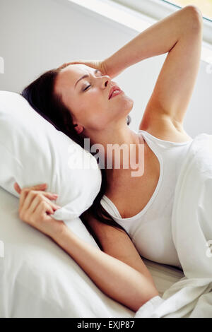 Mädchen im Bett nicht in der Lage zu schlafen gelegt Stockfoto