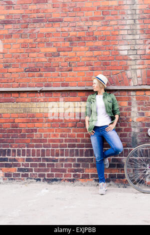 Hipster junge schöne Mädchen mit Vintage Rennrad in der Stadt, Städtisches Motiv. Frau Radfahren auf fixed-Gear-Bike in der Stadt, Retro-Stadt Stockfoto