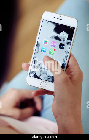 Person, die Apps auf dem iPhone durchsuchen Stockfoto