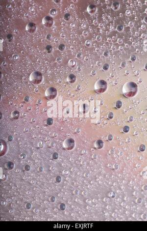 Abstraktion mit Wassertropfen auf der CD-Oberfläche. Textur als Hintergrund Stockfoto