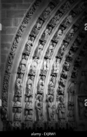 Schwarz / weiß Bild einer Kathedrale Fassade mit geschnitzten Steinfiguren Stockfoto