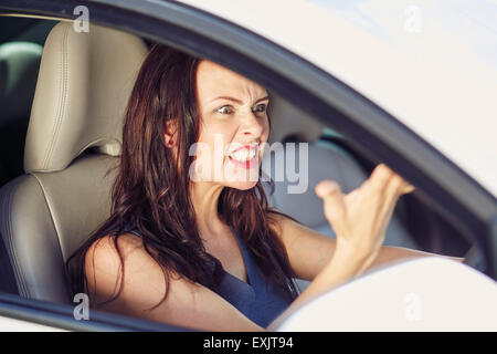 Frau schreiend an einen anderen Treiber Stockfoto