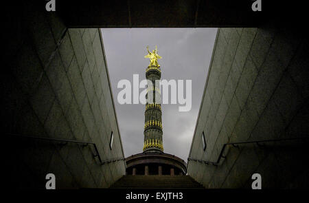 Berlin, Deutschland. 9. Juli 2015. Dunkle Wolken schweben über Bronze Skulptur Victoria auf der Siegessäule, ein bedeutendes Wahrzeichen von Berlin, Deutschland, 9. Juli 2015. Foto: Paul Zinken/Dpa/Alamy Live News Stockfoto