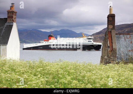 CalMac Ferry, MV Loch Seaforth, verlassen Ullapool Hafen für Stornoway, Schottisches Hochland Stockfoto