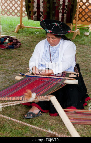 Peruanische Frau von Chinchero weben traditionelle Stoff mit Back Strap Webstuhl Stockfoto