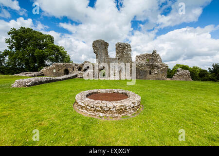 Die Überreste einer mittelalterlichen Burg in Llawhaden, Pembrokeshire, Wales Stockfoto