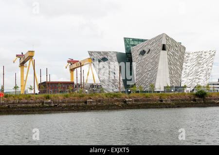 Titanic Belfast mit der berühmten gelben Kräne, Samson und Goliath. Stockfoto