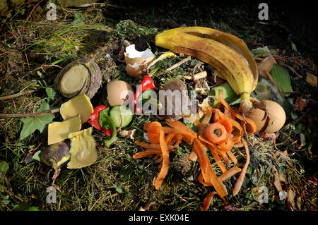 Küche Haushalt Lebensmittel und Gartenabfällen auf einem Komposthaufen. Stockfoto