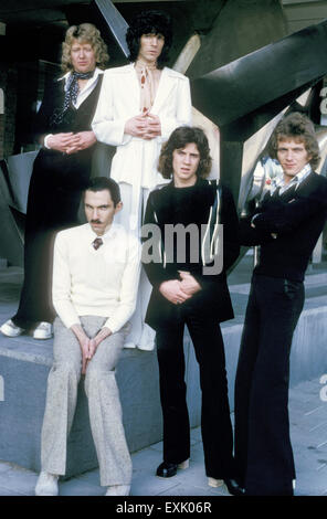 FUNKEN American Pop-Gruppe im Jahr 1974 mit Ron Mael sitzt vorne und Bruder Russell in weißem Anzug Stockfoto