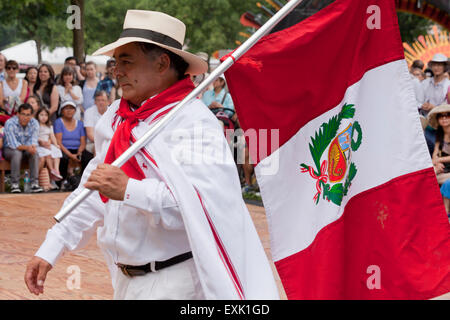 Mann die peruanische Flagge Stockfoto