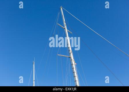 Mast von großen weißen Schiff vertäut im Hafen. Hafen in Jastarnia, Polen. Stockfoto