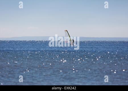 Seelandschaft mit Windsurfer auf schwimmen auf der Wasseroberfläche. Gdanska Bucht im Sommer Stockfoto