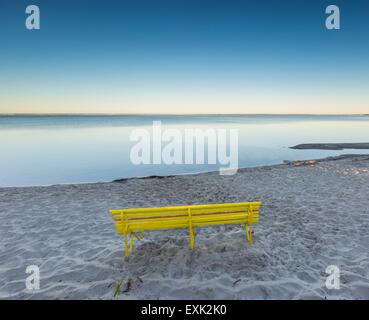 Morgen Seelandschaft mit Sitzbank am Meeresufer. Schöne Landschaft in Jastarnia, Polen genommen. Stockfoto