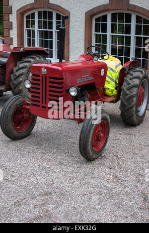 1957 rot McCormick International B250 Diesel Ackerschlepper Stockfoto