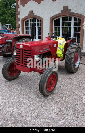 1957-roter McCormick-internationale B250-Diesel-Traktor Stockfoto