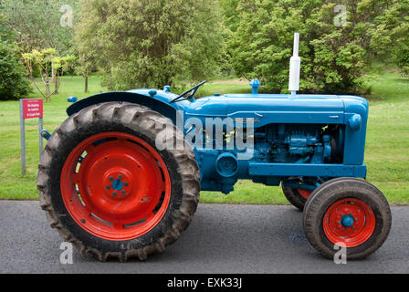 1958 blau & rote Fordson Major Ackerschlepper Stockfoto