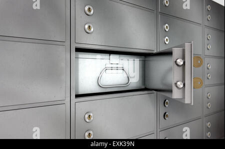 Eine Nahaufnahme von einer Mauer aus geschlossenen Metall Safes mit einem offenen offenbart seinen Inhalt in Stockfoto
