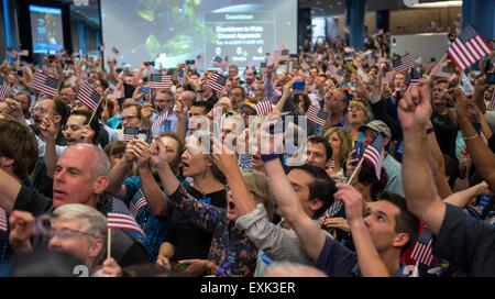 Laurel, Maryland, USA. 14. Juli 2015. Mitglieder der New Horizons-Science-Team begrüßen wie sie Countdown für die größte Annäherung zu Pluto während dem Vorbeiflug der Raumsonde an der Johns Hopkins University Applied Physics Laboratory 14. Juli 2015 in Laurel, Maryland. Stockfoto