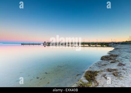 Schöne hölzerne Pier am Ufer der Ostsee. Hölzerne Molo in Jastarnia auf die Halbinsel Hel. Stockfoto