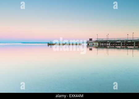 Schöne hölzerne Pier am Ufer der Ostsee. Hölzerne Molo in Jastarnia auf die Halbinsel Hel. Stockfoto