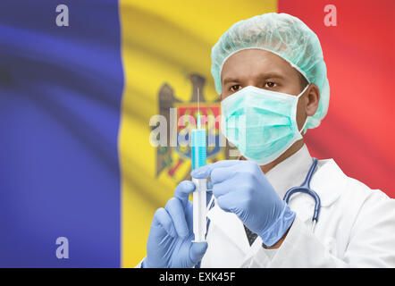 Arzt mit Spritze in Händen und Flagge auf Hintergrund - Moldawien Stockfoto