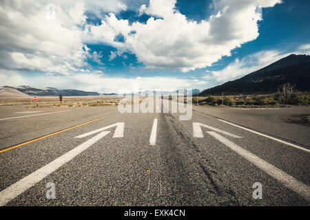 Weitwinkel-Bild des Fahrens auf einer leeren Straße durch die wunderschöne Landschaft am sonnigen Tag. Konzept-Vision für das weitere Vorgehen Stockfoto