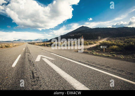 Weitwinkel-Bild des Fahrens auf einer leeren Straße durch die wunderschöne Landschaft am sonnigen Tag. Konzept-Vision für das weitere Vorgehen Stockfoto