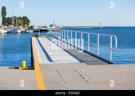 Schiffe vor Anker im Hafen in Polen. Stadtlandschaft mit Schiffen im Hafen. Stockfoto