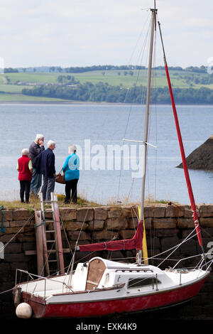 Gruppe von älteren Menschen stehen auf den Hafen Wand, Charlestown, Fife Stockfoto