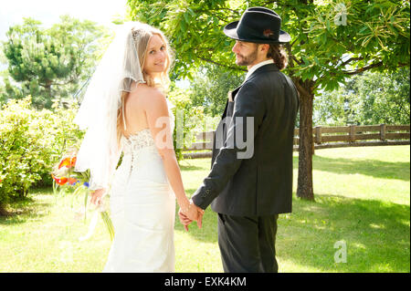 Glückliche Braut im Rückblick Stockfoto