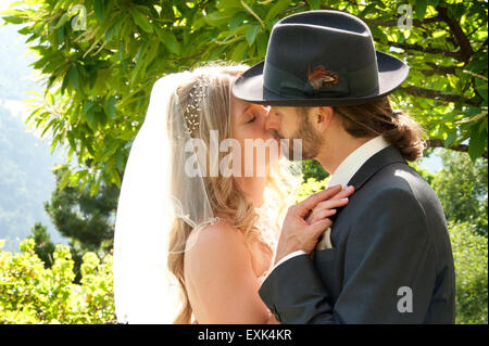 Paar küssen im Sonnenlicht Stockfoto
