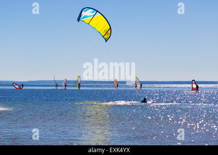 Kitesurfer im Meer zu schwimmen. Schönen Sommer Foto der Kitesurfer auf Meeresoberfläche schwimmen Stockfoto