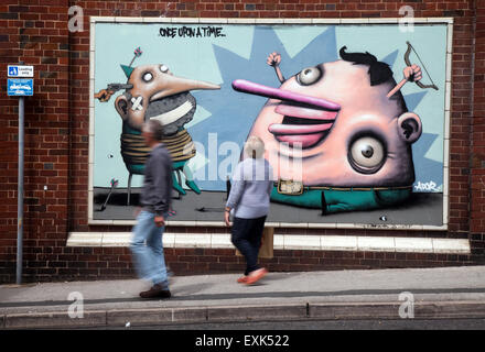 Blackpool, Lancashire, UK. 14. Juli 2015. Sand, Meer & Spray Urban Art Wochenende. 40 führenden Künstlern aus vier Kontinenten Farbe Blackpool für die jährliche Meer, Sand und Spray Festival. Das ist ein Wochenende Festival präsentiert diverse Street Art. Das Festival wurde bereits erstellt eine Reihe von outdoor Galerien rund um Blackpool Aktualisierung der bestehenden Räumen und die Schaffung neuer Stücke. Fußgänger vorbei Streetart, Graffiti Wandbild, Dekoration. Stockfoto